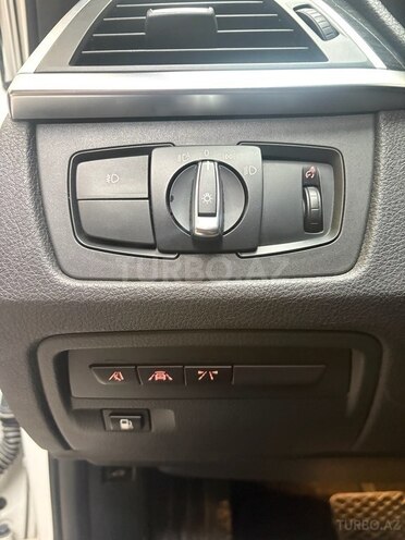 BMW 330e-10