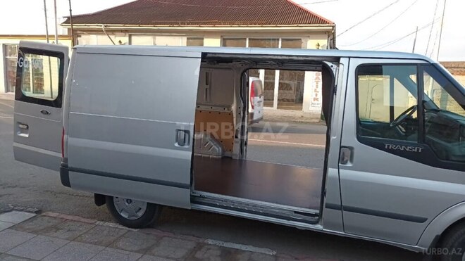 Ford Transit-8