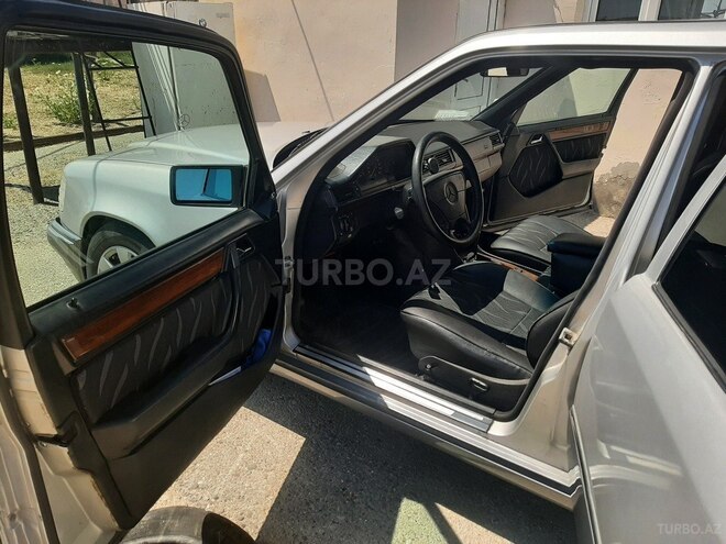 Mercedes 220 E-11