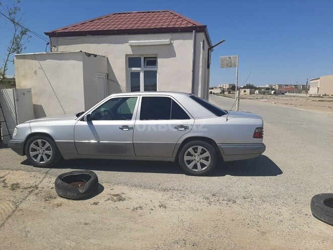 Mercedes 220 E-13