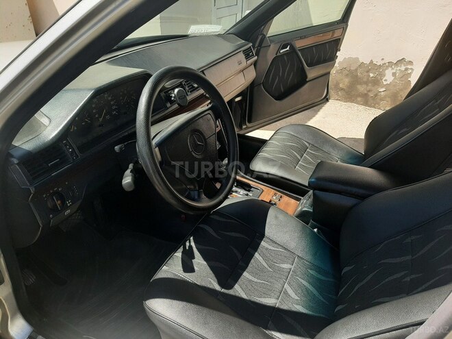 Mercedes 220 E-12