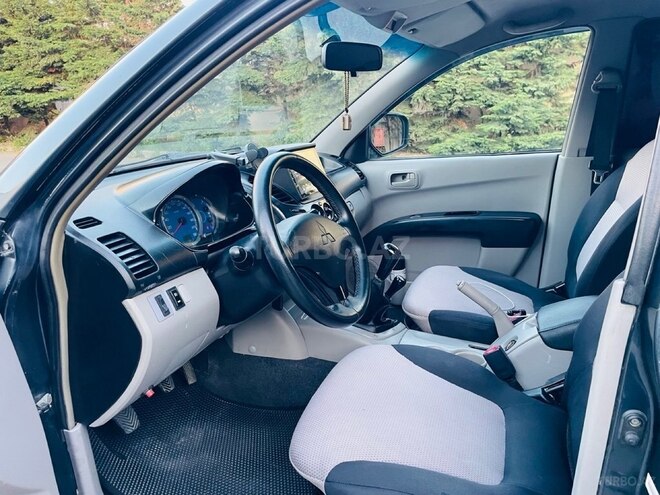 Mitsubishi L200-8