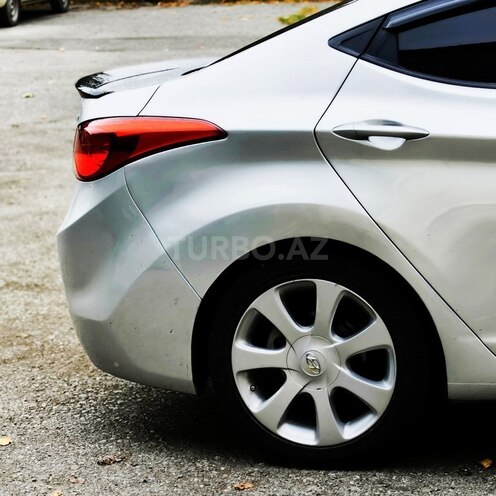 Hyundai Elantra-21