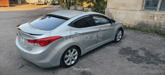 Hyundai Elantra-11