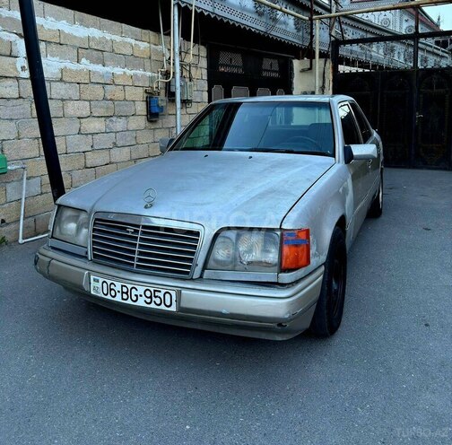 Mercedes 220 E-2
