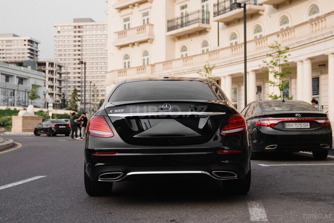 Mercedes E 300 4MATIC-5