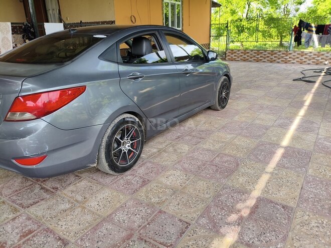 Hyundai Accent-4