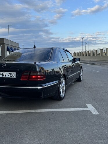 Mercedes E 220-11