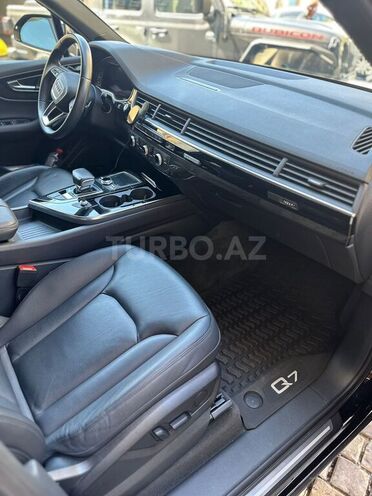 Audi Q7-5