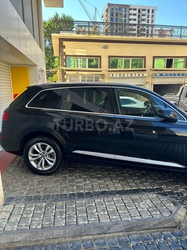 Audi Q7-6