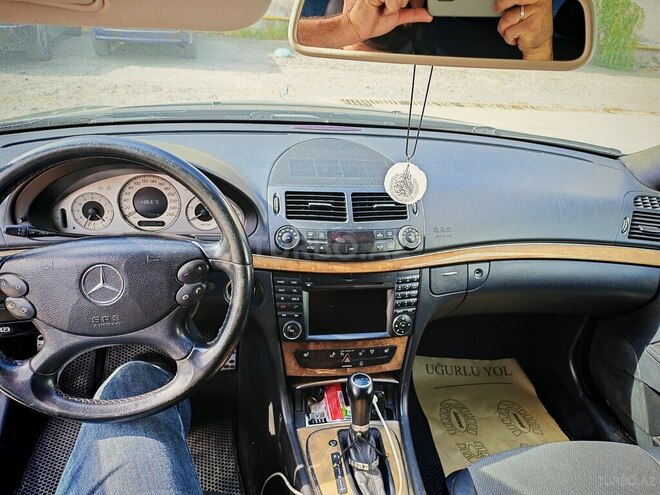 Mercedes E 220-11