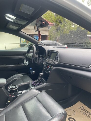 Hyundai Elantra-12