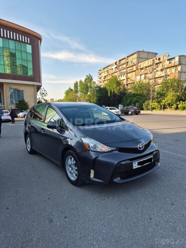 Toyota Prius V-2