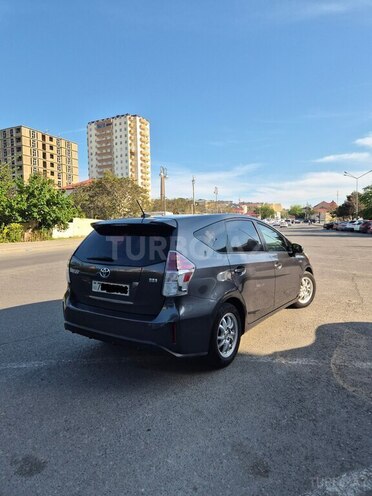 Toyota Prius V-4