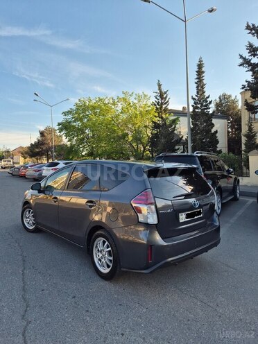 Toyota Prius V-3