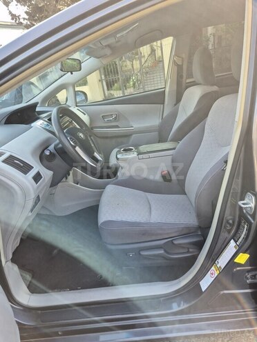 Toyota Prius V-8