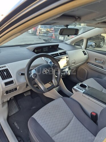 Toyota Prius V-10