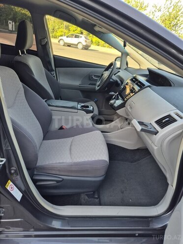 Toyota Prius V-9