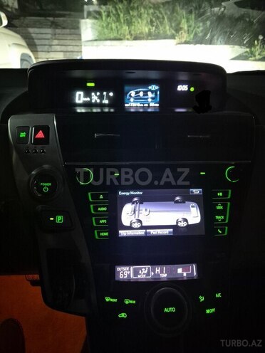 Toyota Prius V-6