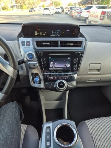 Toyota Prius V-7