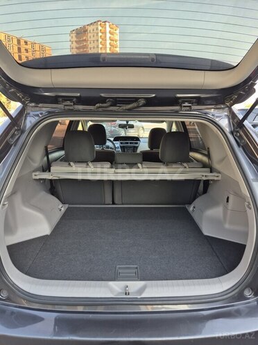 Toyota Prius V-13