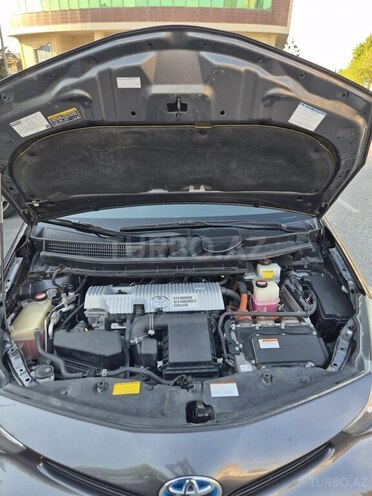 Toyota Prius V-14