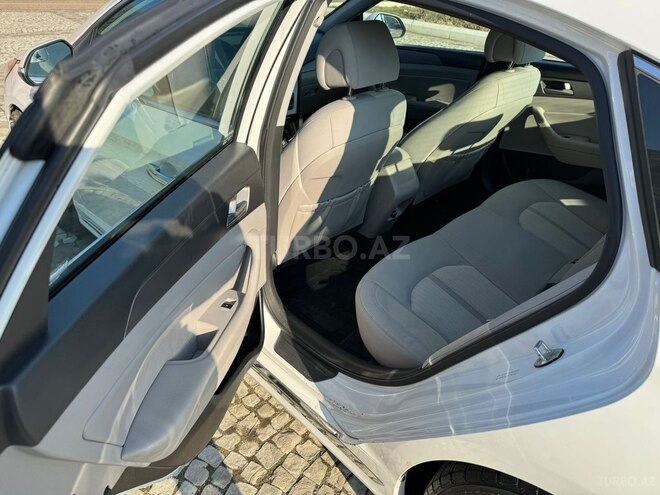 Hyundai Sonata-16