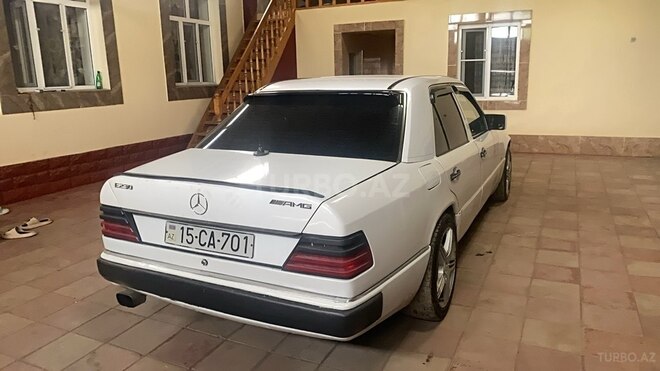 Mercedes 230 E-3
