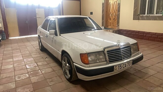 Mercedes 230 E-1