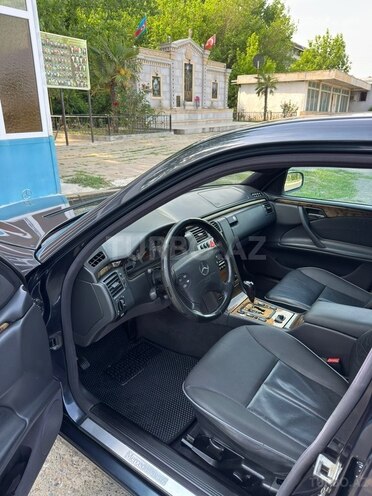 Mercedes E 240-11
