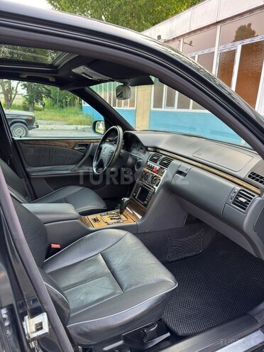 Mercedes E 240-13