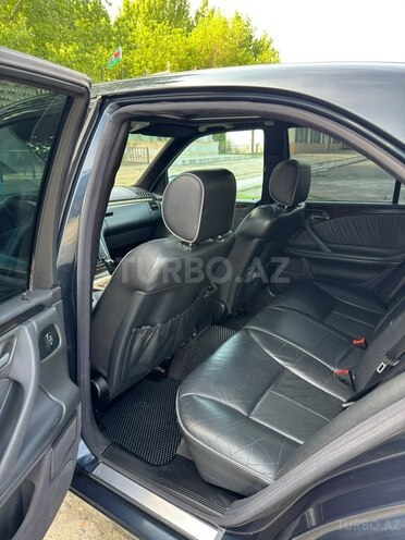 Mercedes E 240-16