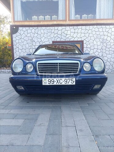 Mercedes E 240-1