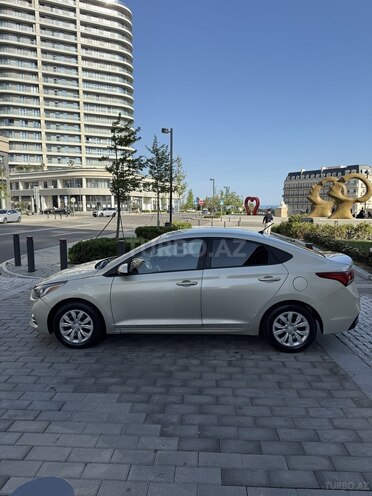 Hyundai Accent-4