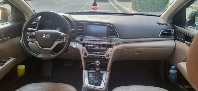 Hyundai Elantra-3