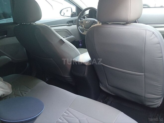 Hyundai Elantra-6