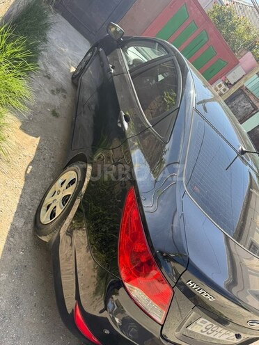 Hyundai Accent-7