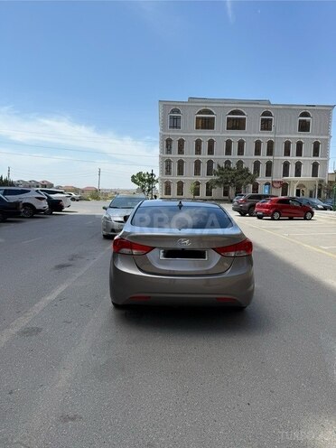 Hyundai Elantra-2