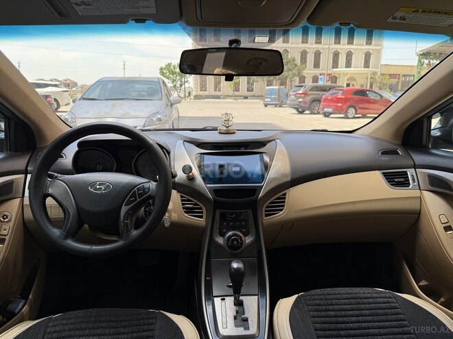 Hyundai Elantra-3
