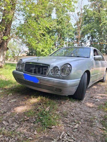 Mercedes E 220-1