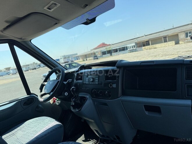 Ford Transit-13