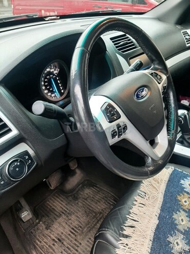 Ford Explorer-3