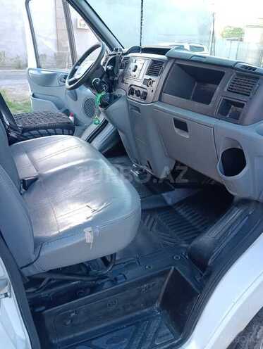 Ford Transit-10