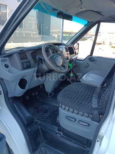 Ford Transit-11