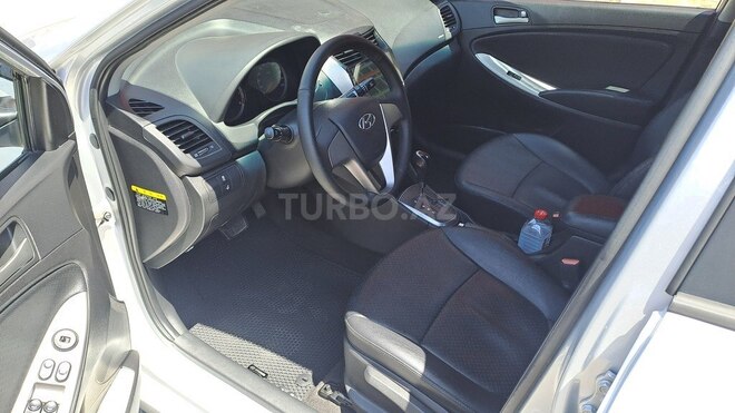 Hyundai Accent-11