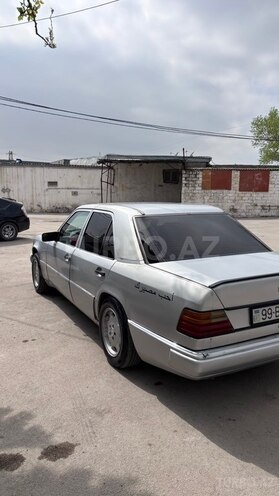 Mercedes 230 E-2