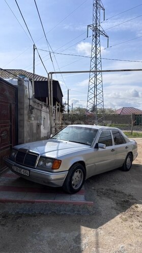 Mercedes 230 E-1