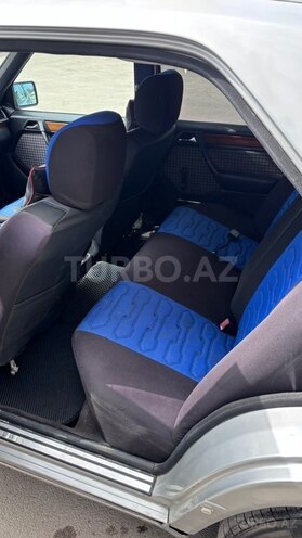 Mercedes 230 E-5