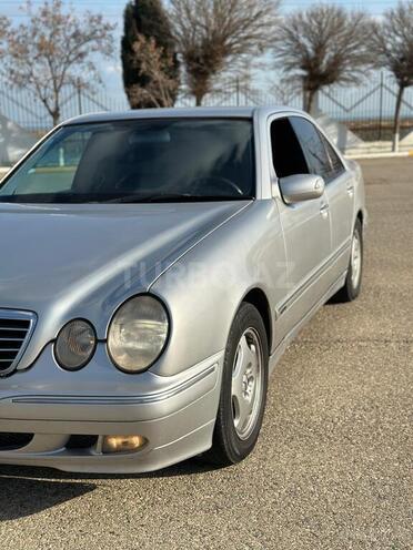 Mercedes E 200-11
