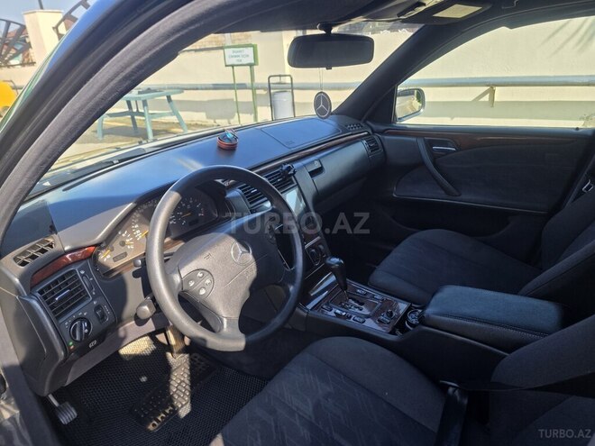 Mercedes E 270-3